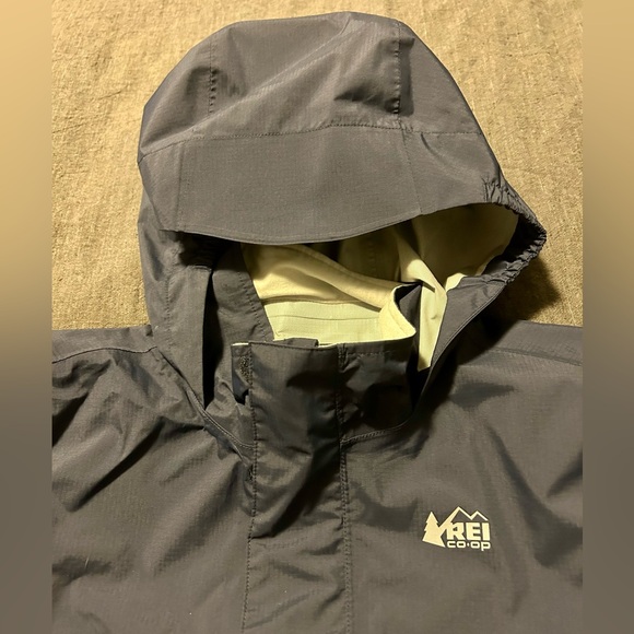 REI Kids M Rain Jacket! Perfect Condition! - Picture 2 of 5